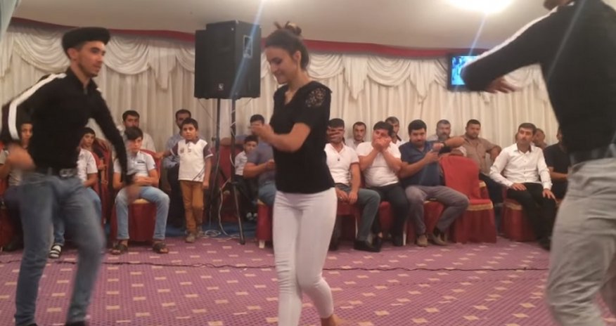 Azərbaycanlı qızın rəqsi rekord qırır - VİDEO Azərbaycanlı qızın rəqsi rekord qırır - VİDEO