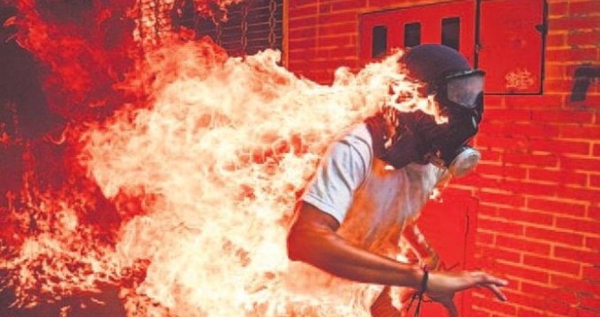 Uşaqları qaçıran 2 kişini diri-diri yandırıb öldürdülər Uşaqları qaçıran 2 kişini diri-diri yandırıb öldürdülər