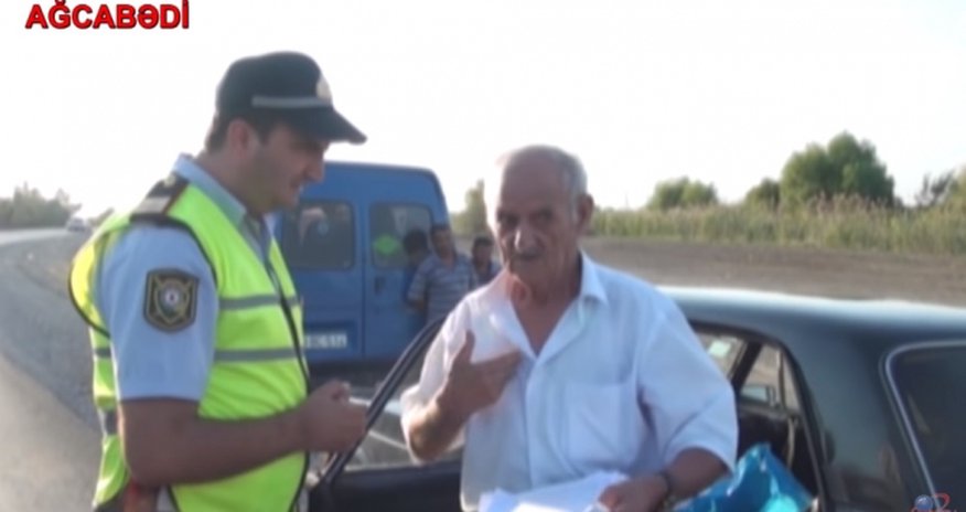 Sərxoş sürücü polisi hədələdi: "Mən uşaq-muşaq deyiləm" - VİDEO Sərxoş sürücü polisi hədələdi: "Mən uşaq-muşaq deyiləm" - VİDEO