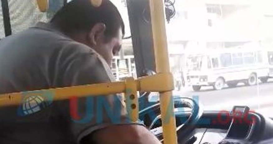 Azərbaycanda avtobus sürücüsü sükan arxasında yatdı - VİDEO Azərbaycanda avtobus sürücüsü sükan arxasında yatdı - VİDEO