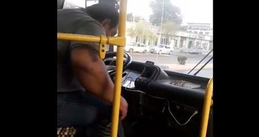 Bakıda avtobus sürücüsü sükan arxasında niyə yatıb? - VİDEO Bakıda avtobus sürücüsü sükan arxasında niyə yatıb? - VİDEO