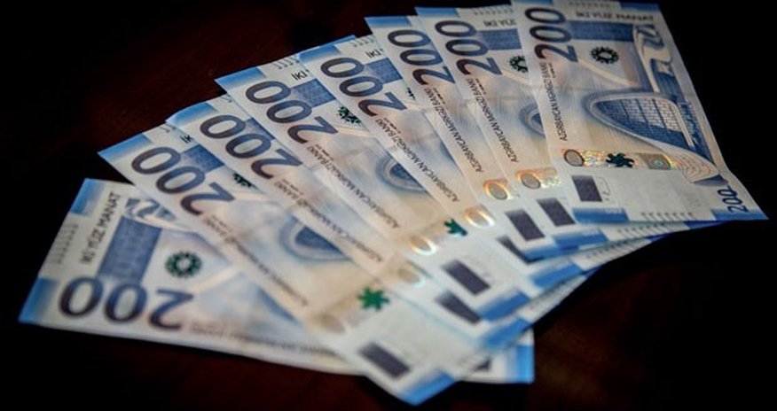 Qudurğanlıq etdi - 200 manatlıqları ayaqları altına səpdi - VİDEO Qudurğanlıq etdi - 200 manatlıqları ayaqları altına səpdi - VİDEO