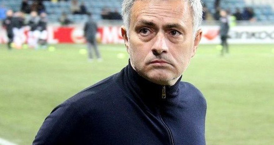 Mourinyu stadionun girişində yıxıldı - VİDEO Mourinyu stadionun girişində yıxıldı - VİDEO