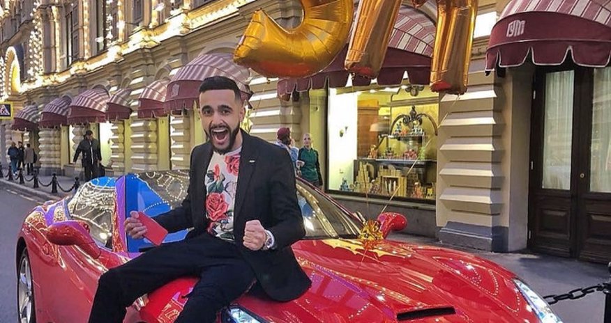 Məşhur bloger "Ferrari"sini izləyicisinə hədiyyə etdi - VİDEO Məşhur bloger "Ferrari"sini izləyicisinə hədiyyə etdi - VİDEO
