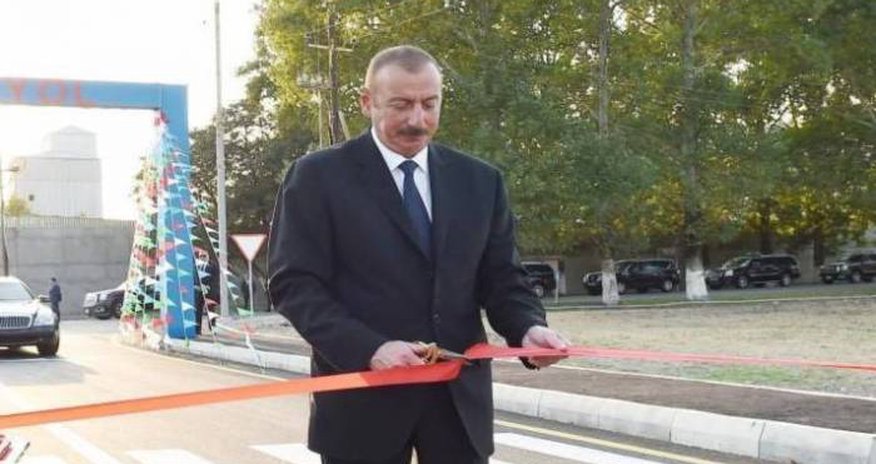 Prezident yeni salınan yolun açılışında Prezident yeni salınan yolun açılışında