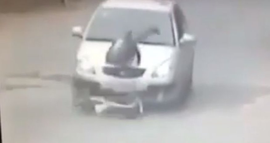 Bakıda sürücü uşağı maşınla vurdu, babasını yumruqladı - VİDEO Bakıda sürücü uşağı maşınla vurdu, babasını yumruqladı - VİDEO