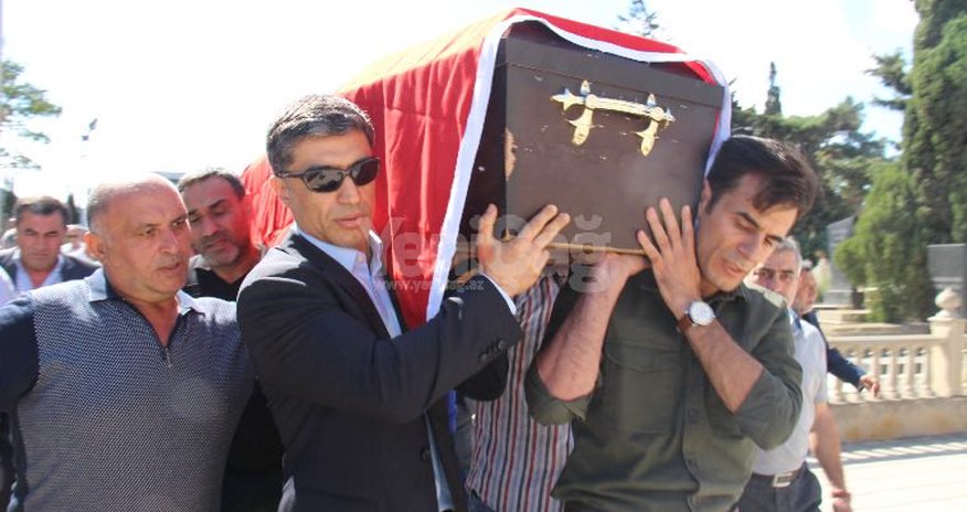 Türkiyədə qətlə yetirilən Etimad İsmayılovla vida mərasimindən VİDEOREPORTAJ Türkiyədə qətlə yetirilən Etimad İsmayılovla vida mərasimindən VİDEOREPORTAJ