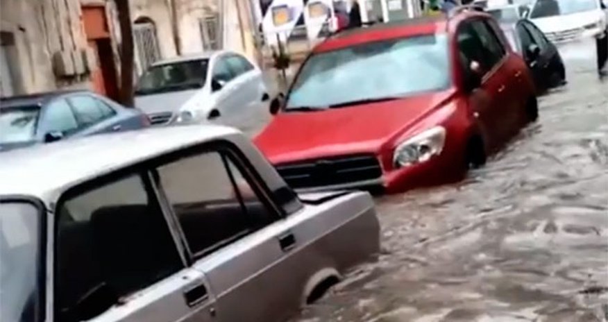 Bakıda güclü yağış yağdı - VİDEO Bakıda güclü yağış yağdı - VİDEO