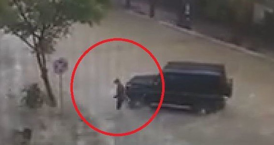 Bakıda “Gelendwagen” sürücüsündən insanlıq dərsi - VİDEO Bakıda “Gelendwagen” sürücüsündən insanlıq dərsi - VİDEO