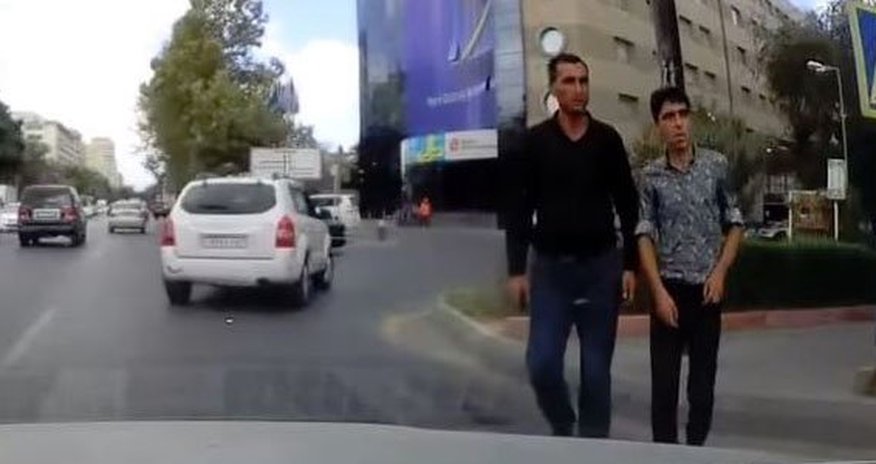 Sürücülərin nəzərinə: Bakıda yeni fırıldaqçılar peyda olub - VİDEO Sürücülərin nəzərinə: Bakıda yeni fırıldaqçılar peyda olub - VİDEO