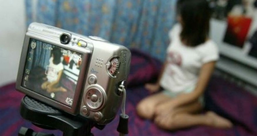 Azərbaycanda İYRƏNC OLAY: Ana 14 yaşlı qızının pornoqrafik videolarını yaydı Azərbaycanda İYRƏNC OLAY: Ana 14 yaşlı qızının pornoqrafik videolarını yaydı