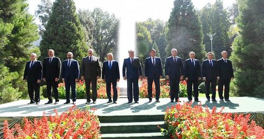 İlham Əliyev MDB dövlət başçıları ilə bir arada İlham Əliyev MDB dövlət başçıları ilə bir arada