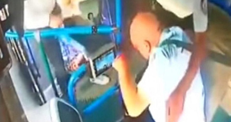 Bakıda sərnişin avtobus sürücüsünü döydü Bakıda sərnişin avtobus sürücüsünü döydü