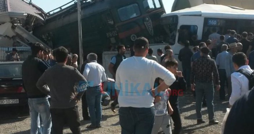 Bakıdakı dəhşətli qəzanın TƏFƏRRÜATI - "Avtobus qatarın yoluna çıxıb" Bakıdakı dəhşətli qəzanın TƏFƏRRÜATI - "Avtobus qatarın yoluna çıxıb"