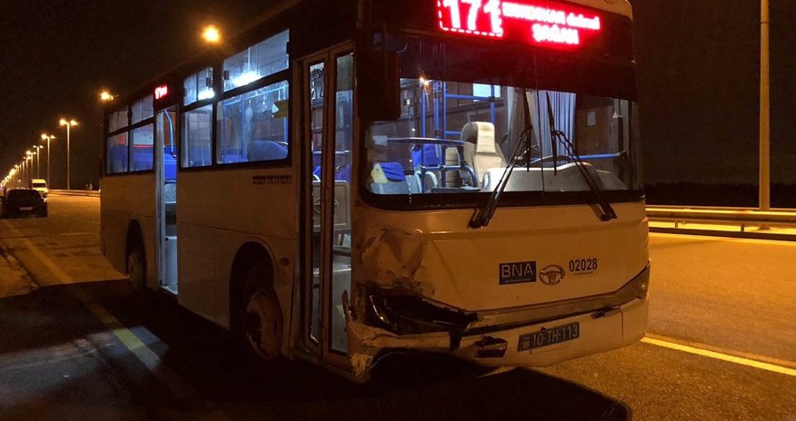 Sərnişin avtobusu ilə minik avtomobili toqquşdu Sərnişin avtobusu ilə minik avtomobili toqquşdu