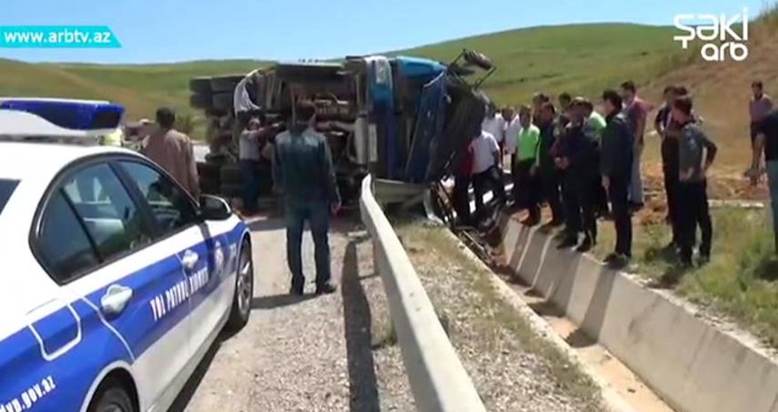 “Shacman” markalı yük avtomobili iki nəfərin üzərinə aşıb “Shacman” markalı yük avtomobili iki nəfərin üzərinə aşıb