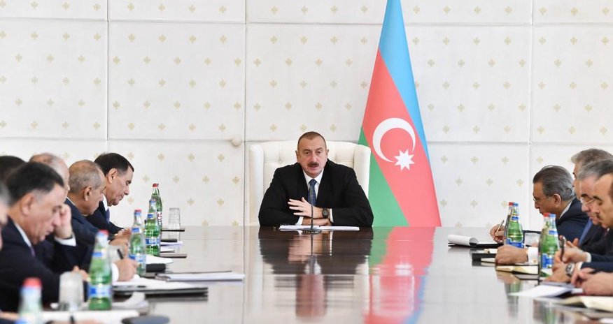 İlham Əliyev nazirləri topladı İlham Əliyev nazirləri topladı