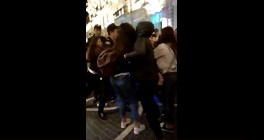 Bakıda iki qız oğlana görə saçyolduya çıxdılar - VİDEO Bakıda iki qız oğlana görə saçyolduya çıxdılar - VİDEO