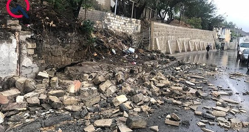 Bakıda torpaq sürüşdü, divar uçdu – FOTOLAR Bakıda torpaq sürüşdü, divar uçdu – FOTOLAR