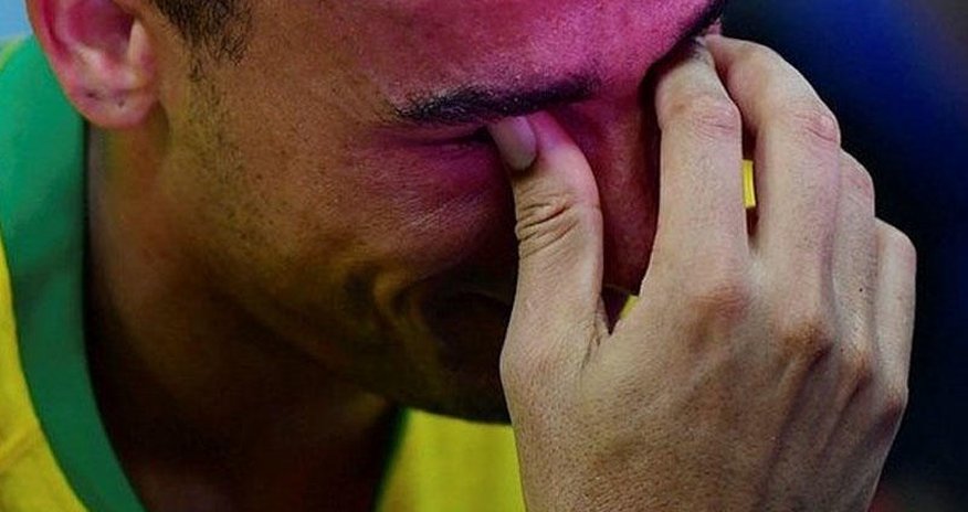Zədələnən futbolçu meydanı ağlayaraq tərk etdi - FOTO Zədələnən futbolçu meydanı ağlayaraq tərk etdi - FOTO