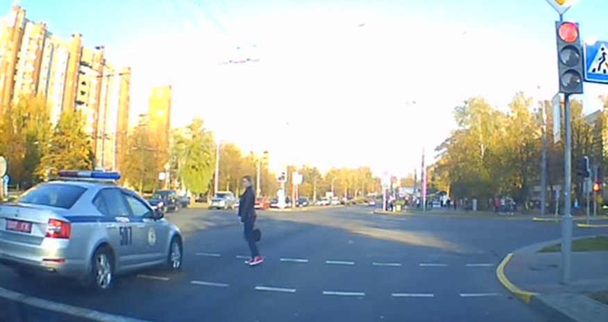 Gənc qız prezidentin kortejinə yol vermədi - Video Gənc qız prezidentin kortejinə yol vermədi - Video