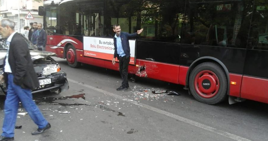 Bakıda “Bakubus” avtobusu qəzaya düşdü – Fotolar Bakıda “Bakubus” avtobusu qəzaya düşdü – Fotolar