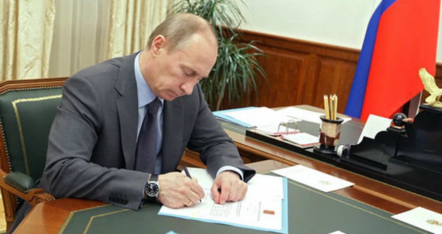 Putin bu ölkəyə sanksiya tətbiqi barədə fərman imzaladı Putin bu ölkəyə sanksiya tətbiqi barədə fərman imzaladı