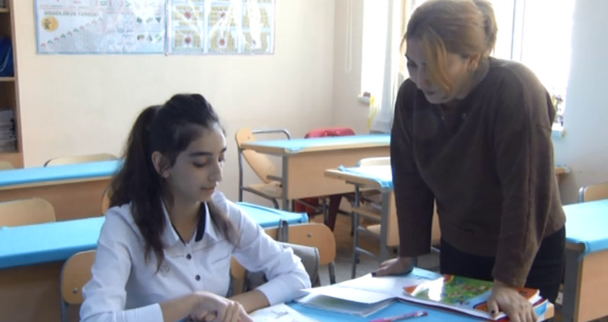 Onların 14 yaşı var, amma birinci sinifdə oxuyurlar - VİDEO Onların 14 yaşı var, amma birinci sinifdə oxuyurlar - VİDEO