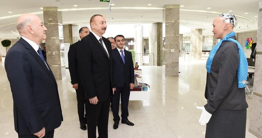 Robot "Sofiya"nın Prezident İlham Əliyevlə söhbəti - VİDEO Robot "Sofiya"nın Prezident İlham Əliyevlə söhbəti - VİDEO