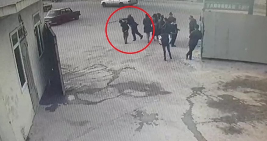 Bakıda müəllim küçənin ortasında şagirdi döydü - VİDEO Bakıda müəllim küçənin ortasında şagirdi döydü - VİDEO