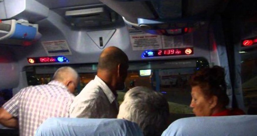 Sərxoş kişi avtobusda iki gənc oğlanı bıçaqladı - VİDEO Sərxoş kişi avtobusda iki gənc oğlanı bıçaqladı - VİDEO
