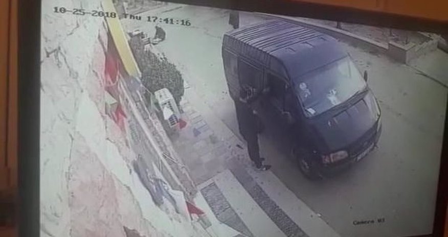 Кража из автомобиля в Баку попала на камеру - ВИДЕО Кража из автомобиля в Баку попала на камеру - ВИДЕО