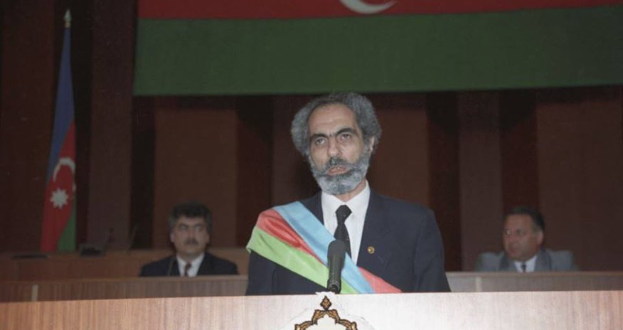 Azərbaycanla bağlı illər öncə dəhşətli faktlar açıqlayan ekstrasens: "Elçibəy bir il hakimiyyətdə qalacaq və ..." Azərbaycanla bağlı illər öncə dəhşətli faktlar açıqlayan ekstrasens: "Elçibəy bir il hakimiyyətdə qalacaq və ..."