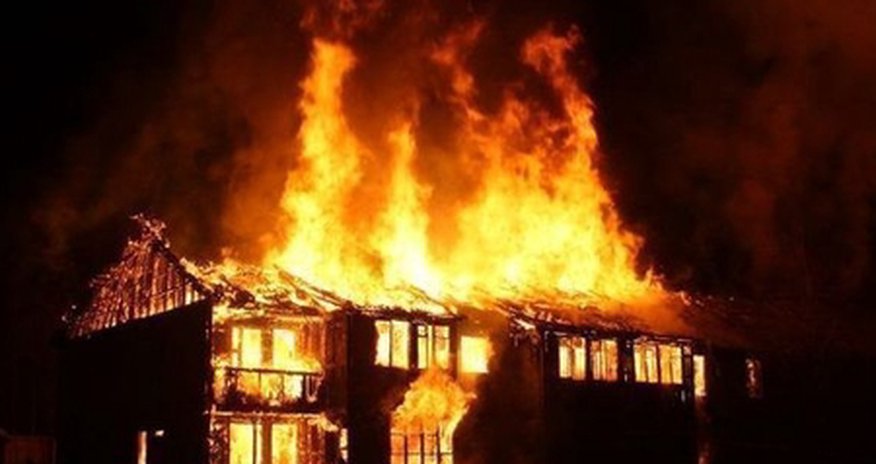 Двое детей задохнулись при пожаре в Ширване Двое детей задохнулись при пожаре в Ширване