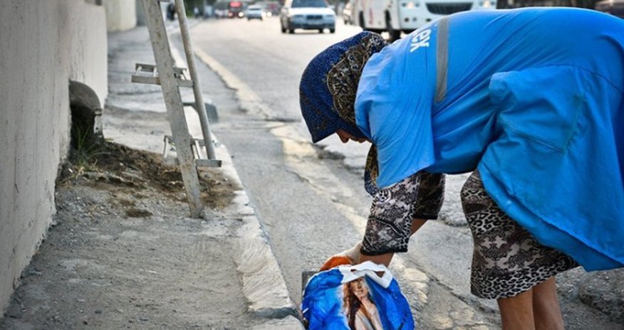 Azərbaycanda daha bir süpürgəçini maşın vurdu Azərbaycanda daha bir süpürgəçini maşın vurdu