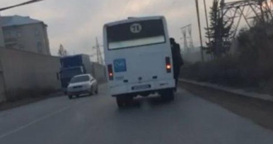 Еще один водитель автобуса рискует жизнями пассажиров – ВИДЕО Еще один водитель автобуса рискует жизнями пассажиров – ВИДЕО
