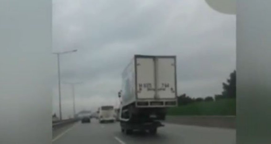 Bakıda evakuator sürücüsü qaydaları belə pozur - VİDEO Bakıda evakuator sürücüsü qaydaları belə pozur - VİDEO