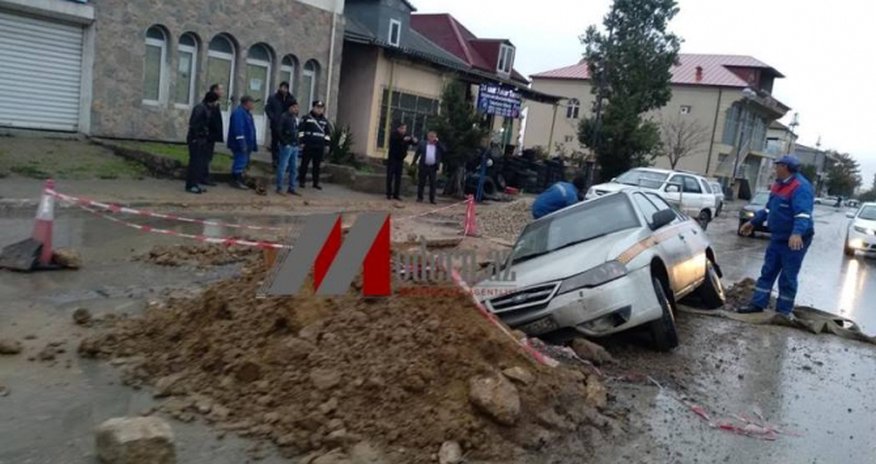 Taksi “Qaraçuxur”da çuxura düşdü Taksi “Qaraçuxur”da çuxura düşdü