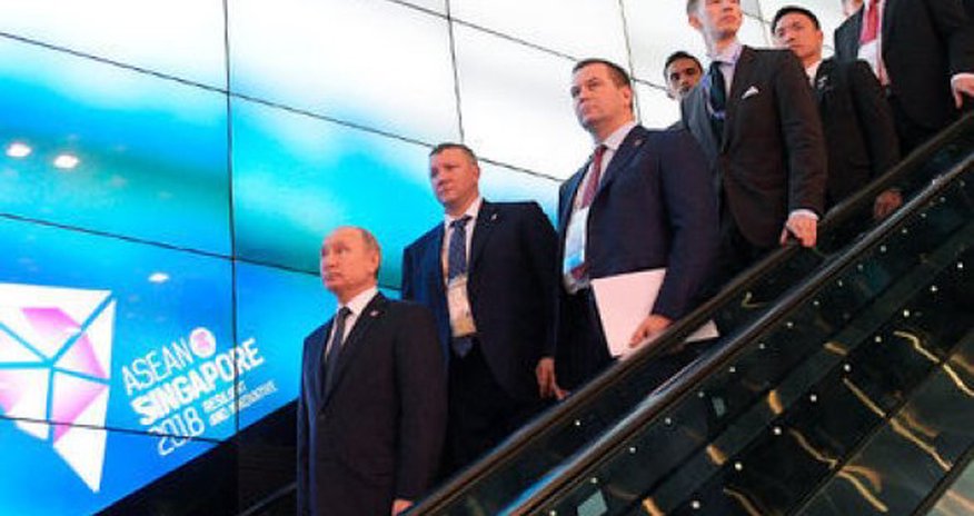 Путина попросили пройти через металлоискатель Путина попросили пройти через металлоискатель
