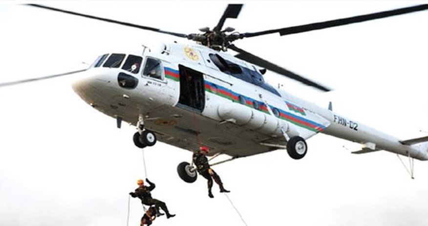 Bakıdan Gəncəyə helikopterlə xilasedicilər və itlər aparıldı - RƏSMİ Bakıdan Gəncəyə helikopterlə xilasedicilər və itlər aparıldı - RƏSMİ