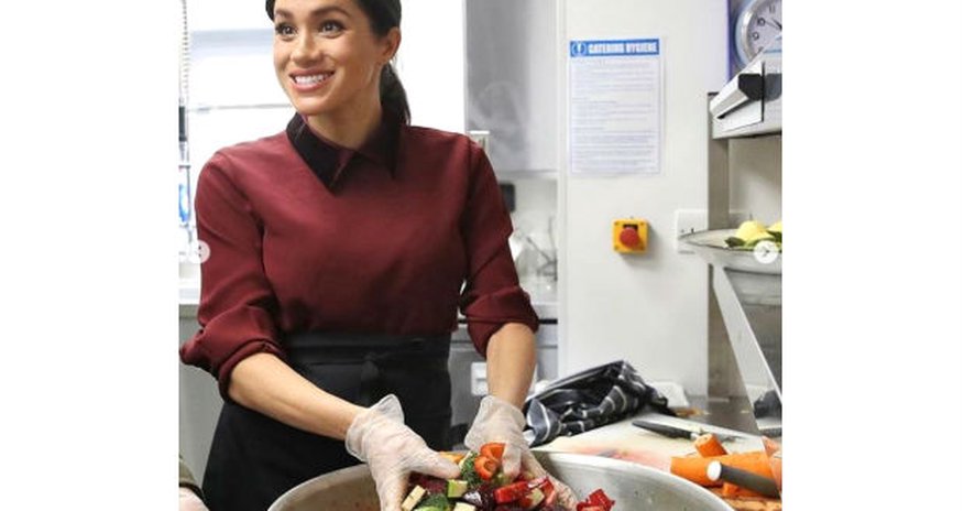 Kraliçanın gəlini mətbəxə girdi, yemək bişirdi - FOTO Kraliçanın gəlini mətbəxə girdi, yemək bişirdi - FOTO