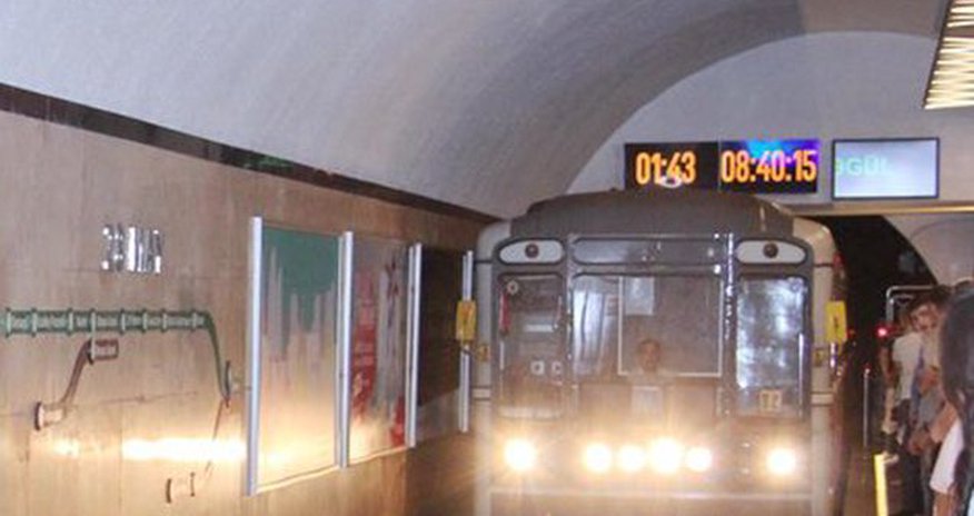 Metroda qızın corablarını dəyişməsi ilə bağlı - RƏSMİ AÇIQLAMA Metroda qızın corablarını dəyişməsi ilə bağlı - RƏSMİ AÇIQLAMA