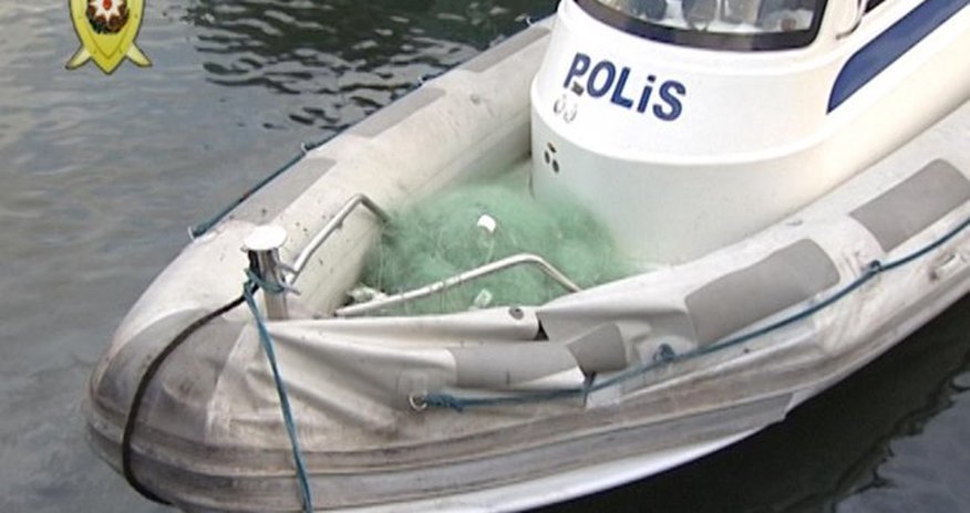 Polis dənizdə köməksiz vəziyyətdə qalan 2 balıqçını xilas etdi – VİDEO Polis dənizdə köməksiz vəziyyətdə qalan 2 balıqçını xilas etdi – VİDEO