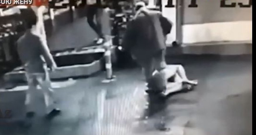 Azərbaycanlı milyonçu sevgilisini küçənin ortasında döydü - VİDEO Azərbaycanlı milyonçu sevgilisini küçənin ortasında döydü - VİDEO