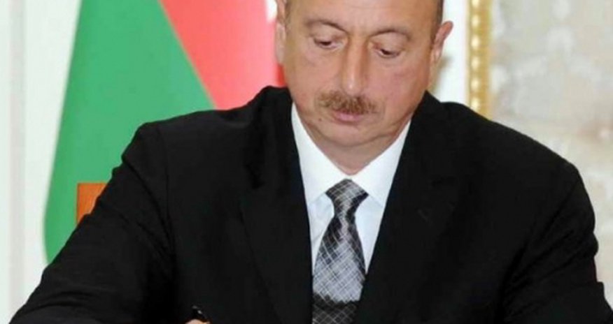 Ильхам Алиев наградил работников сферы связи и высоких технологий Ильхам Алиев наградил работников сферы связи и высоких технологий