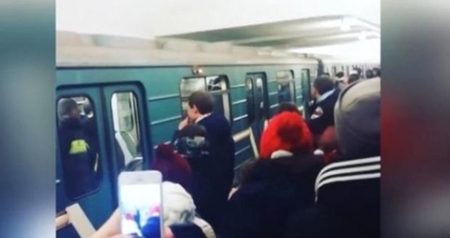 Девушку вытолкнули из вагона метро в Баку Девушку вытолкнули из вагона метро в Баку