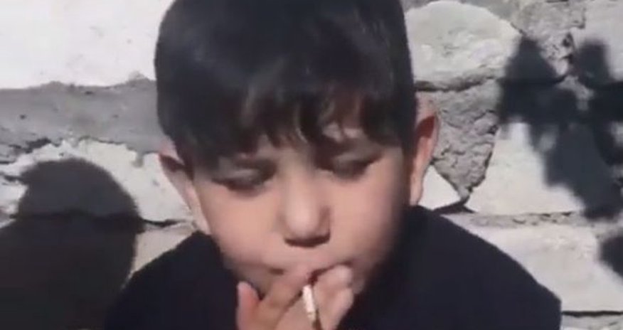 Azərbaycanda ata azyaşlı oğluna siqaret çəkmək öyrədir - VİDEO Azərbaycanda ata azyaşlı oğluna siqaret çəkmək öyrədir - VİDEO