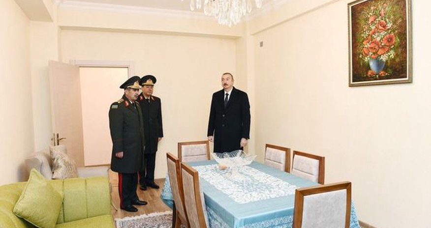 İlham Əliyev Bakıda hərbçilərə yeni mənzillər verdi İlham Əliyev Bakıda hərbçilərə yeni mənzillər verdi