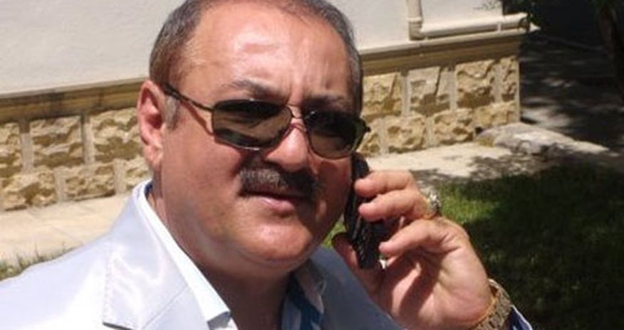 Tanınmış azərbaycanlı avtomatla restorana daxil olub - Tavanı atəşə tutub Tanınmış azərbaycanlı avtomatla restorana daxil olub - Tavanı atəşə tutub