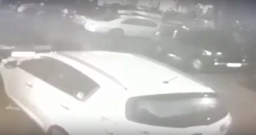 Bakıda "Niva"nı binanın önündə saxlayan sürücü səhər tezdən gördüklərindən şoka düşdü - VİDEO Bakıda "Niva"nı binanın önündə saxlayan sürücü səhər tezdən gördüklərindən şoka düşdü - VİDEO